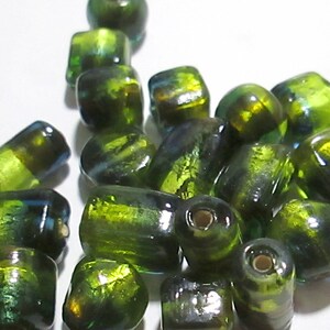 20 doorschijnende kralen in verschillende vormen, groen en blauw, met zilverkleurige accenten.