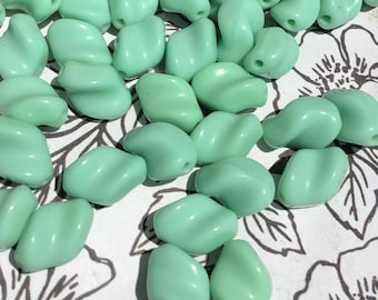 12 Mint Green Vintage Lucite Twist Beads, 13mm, Lightweight Plastic Beads for Retro Jewelry Making