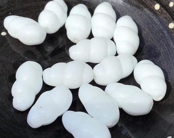 8 White Swirl Glass Beads, 16mm