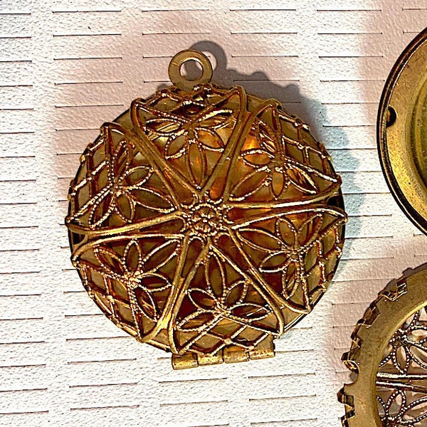1 Brass Filigree Round Locket, Filigree on Face, Back Solid, Approx 27mm in Diameter Brass, Gold Tone, M7-26