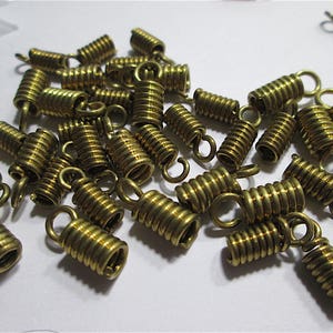 Sonderpreis: 40 Vintage Messing Endkappen mit Schlaufen für Ketten, Armbänder & Perlenkappen, M4-02