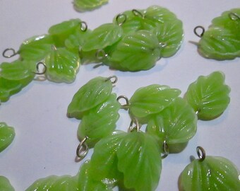 12 Soft Spring Green Glass Leaf Charms, 15mm