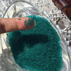 1,5 g de microesferas de vidrio checo translúcidas de color verde azulado, pequeñas cuentas vintage para la fabricación de joyas.