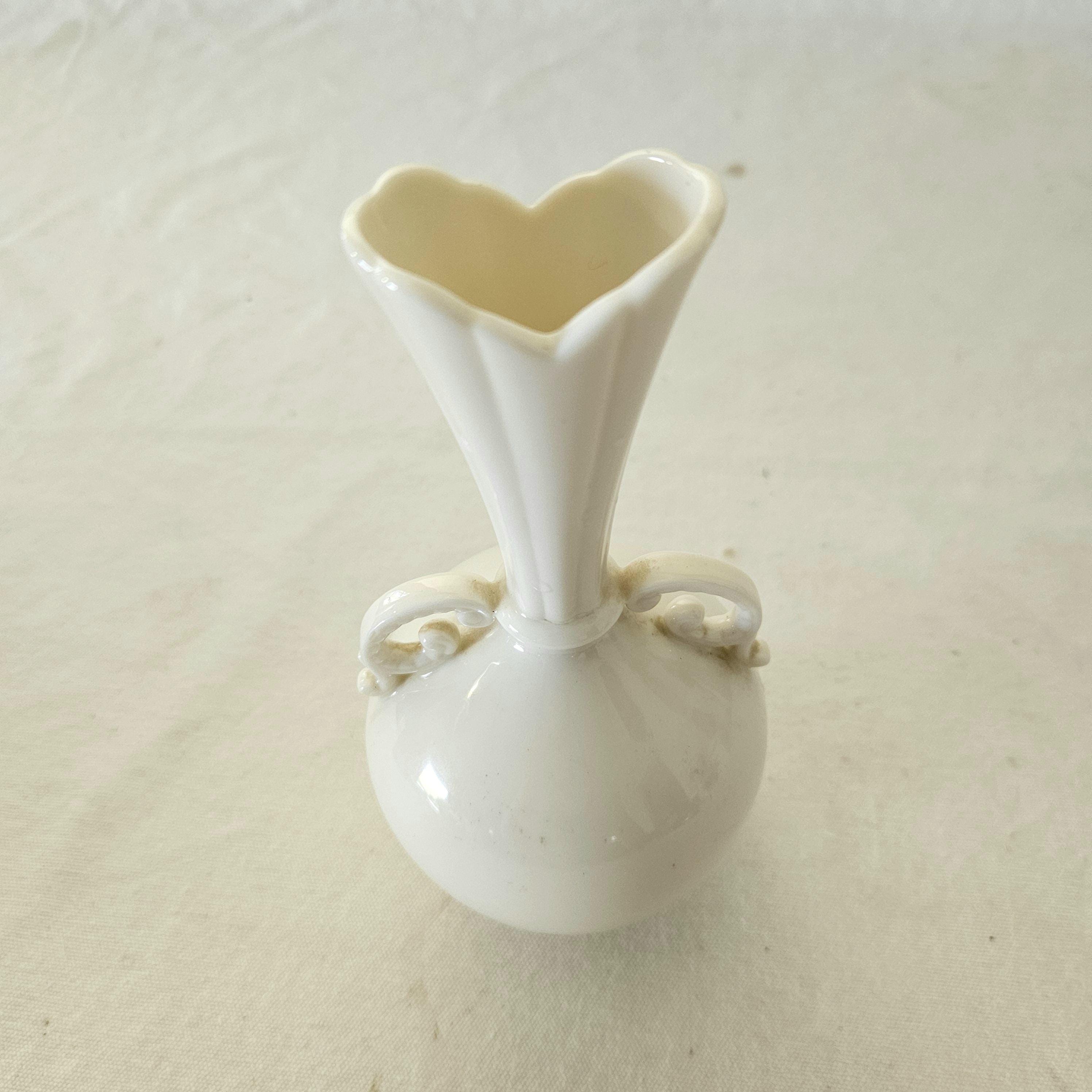 アメリカ LENOX 製 白いセラミック花瓶 フローラルデザイン