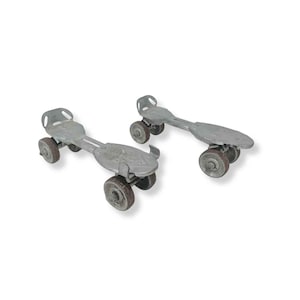 Par de patines de metal Speedster vintage de los años 30, patines de acero ajustables, decoración industrial con objetos encontrados.
