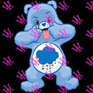 Könnte beinhalten: Ein blauer Care Bear mit einer Wolke auf seinem Bauch und der Zunge herausgestreckt. Der Bär macht ein lustiges Gesicht mit geschlossenen Augen und den Händen vor dem Gesicht.