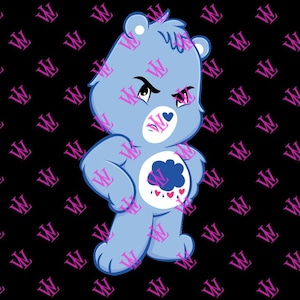 Könnte beinhalten: Ein blauer Care Bear mit einem mürrischen Gesichtsausdruck, der eine dunkelblaue Wolke mit rosa Regentropfen auf seinem Bauch trägt. Der Bär hat ein rosa Herz auf seiner Nase und steht mit verschränkten Armen da.