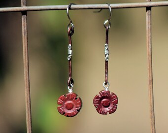 Handgesneden Jasper Bloem Gehamerde Koperen Bengelen Oorbellen met Zilveren Draad Wrapping