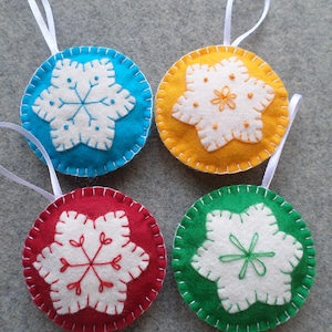 Felt Ornament Ball Kit, Easy DIY Embroidery Sewing Craft for Beginners, Winter Holiday Decoration