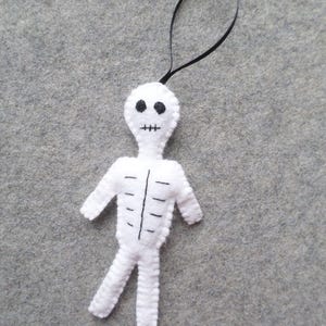Skeleton DIY Felt Ornament Kit, Easy Embroidery Sewing Craft for Beginners, Halloween Decoration