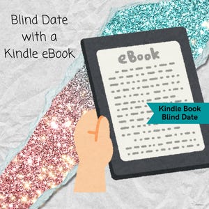 Pode incluir: Ilustração de um eReader Kindle com a palavra "eBook" na tela. O texto "Blind Date with a Kindle eBook" está no topo. Uma faixa turquesa diz "Kindle Book Blind Date". O eReader é segurado por uma mão.