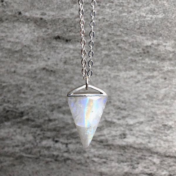 Collar de piedra lunar arco iris ? Collar de Triángulo de Cristal Natural (Natural Crystal Triangle Necklace) Colgante de 16" a 30" de largo de la cadena de plata esterlina l Moonstone Colgante