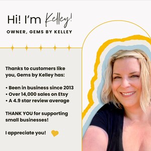 Może przedstawiać: Kobieta uśmiecha się i trzyma znak z tekstem "Hi! I'm Kelley! OWNER, GEMS BY KELLEY" oraz listą osiągnięć: "Been in business since 2013", "Over 14,000 sales on Etsy" i "A 4.9 star review average". Znak zawiera r&oacute;wnież tekst "THANK YOU for supporting small businesses! I appreciate you!"