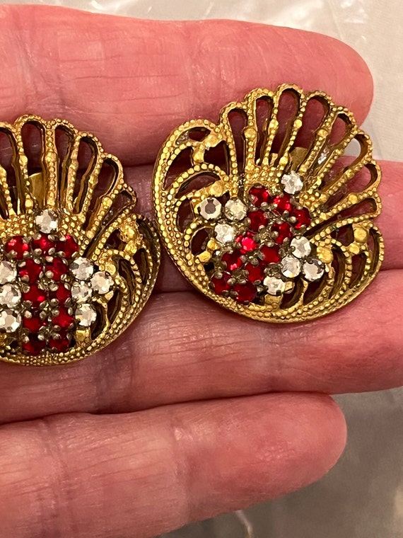 HOBE Goldtone Rhinestone and Red Earrings 1" clip 