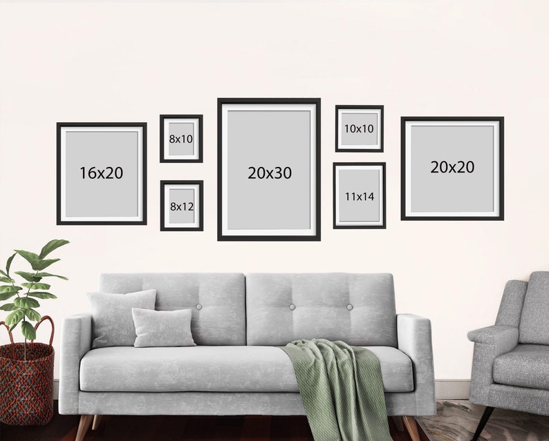 K&ouml;nnte beinhalten: Eine Wandgalerie mit sechs schwarzen Bilderrahmen in verschiedenen Gr&ouml;&szlig;en, darunter 8x10, 8x12, 10x10, 11x14, 16x20, 20x20 und 20x30 Zoll. Die Rahmen sind versetzt angeordnet und h&auml;ngen &uuml;ber einem grauen Sofa mit einer gr&uuml;nen Wolldecke.