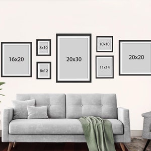 K&ouml;nnte beinhalten: Eine Wandgalerie mit sechs schwarzen Bilderrahmen in verschiedenen Gr&ouml;&szlig;en, darunter 8x10, 8x12, 10x10, 11x14, 16x20, 20x20 und 20x30 Zoll. Die Rahmen sind versetzt angeordnet und h&auml;ngen &uuml;ber einem grauen Sofa mit einer gr&uuml;nen Wolldecke.