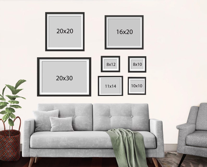 K&ouml;nnte beinhalten: Eine wei&szlig;e Wand mit einem grauen Sofa und einem Stuhl. An der Wand h&auml;ngen 7 schwarze Bilderrahmen mit wei&szlig;en Passepartouts. Die Rahmen sind unterschiedlich gro&szlig; und haben die Ma&szlig;e in schwarzer Schrift auf den Rahmen. Die Ma&szlig;e sind 20x20, 16x20, 20x30, 8x12, 8x10, 11x14 und 10x10.
