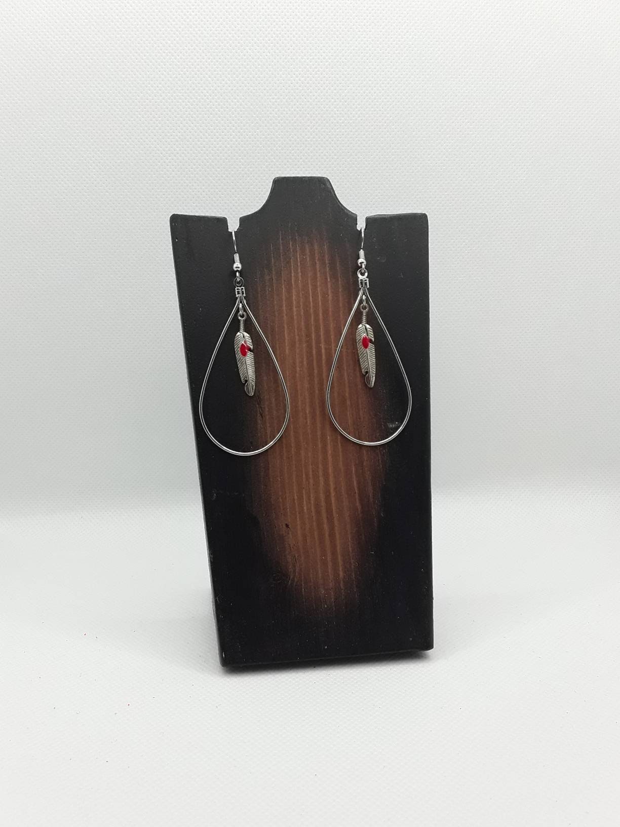 赤い羽根のフープイヤリング フープ型の赤い羽根のイヤリング - Etsy 日本