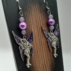 Paarse geëmailleerde gevleugelde fee-oorbellen, paarse gevleugelde fee, sprookjesoorbellen, scifi-sieraden, fantasieoorbellen, paarse fee-sieraden, paarse kraal