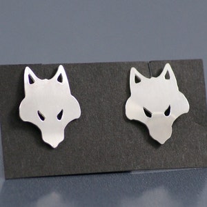 Wolfskopf Ohrstecker - von Hand geschnitten Sterling Silberohrringe