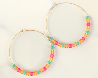 Mittelgroße Perlencreolen, vergoldete Boho-Creolen im minimalistischen Stil, bunte Edelsteincreolen, 5 cm große runde Ohrringe, Statement-Creolen, Geschenkidee für Sie