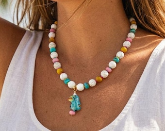 Handgefertigte Statement-Halskette mit Tukan-Perlen, farbenfrohe Anhängerkette, Halskette mit Vogel-Charm, verspielter Vogelschmuck, einzigartiges Geschenk für Sie