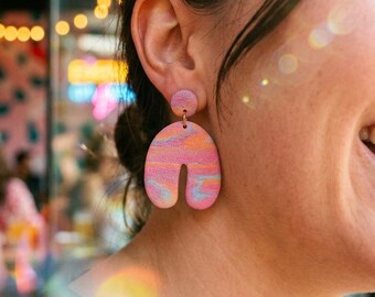 Pinke Tie Dye Ohrringe, Retro Statement Ohrringe, 90er Jahre Ohrringe, Fimo Schmuck, Teen Mädchen Ohrringe, Geschenk für sie unter 30, Party Ohrringe