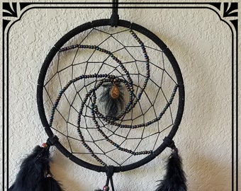 1035 - Atrapasueños de cuero negro: cuentas iridiscentes, plumas negras, 20 cm