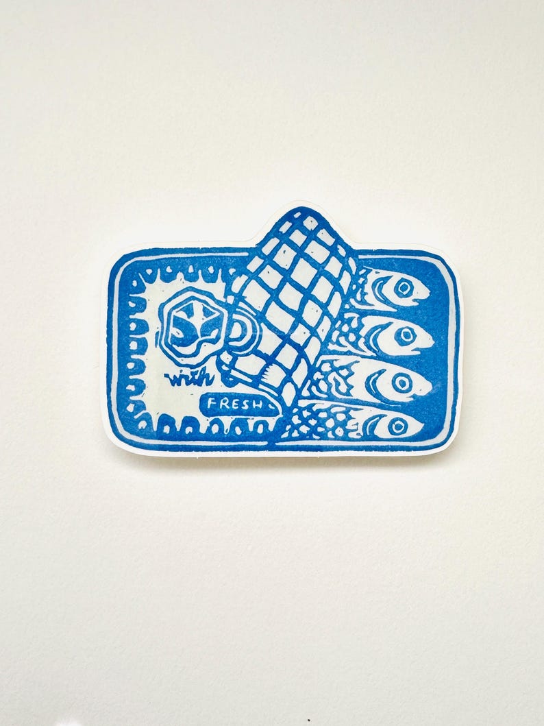 Op de afbeelding: Blauw-witte linosnede van een blikje sardines met de tekst "with fresh" op het etiket.