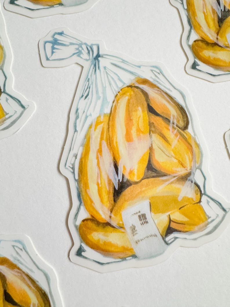 Op de afbeelding: Een aquarel-illustratie van een plastic zak gevuld met gele en oranje gelukkoekjes. De zak is bovenaan dichtgeknoopt en heeft een wit label met zwarte tekst.