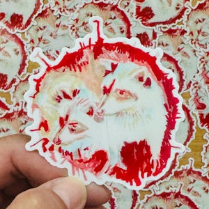 Sticker artiste ratons laveurs dans une bûche | Résistant aux intempéries | Sticker forêt raton laveur
