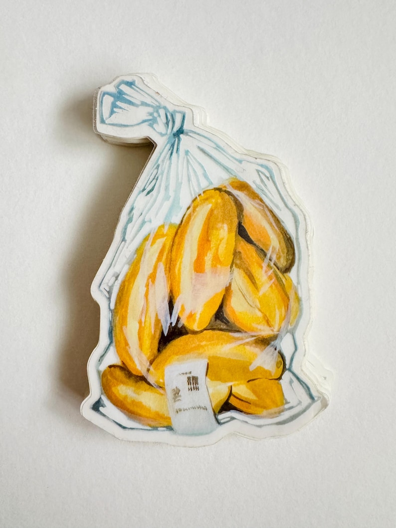 Op de afbeelding: Een aquarel-illustratie van een plastic zak gevuld met gele bananen. De zak is bovenaan dichtgeknoopt en heeft een klein wit label met zwarte tekst.
