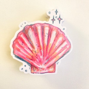 Peut inclure: Un autocollant représentant un coquillage dessiné à la main dans des tons de rose, d'orange et de violet. Le coquillage a une forme en éventail avec des lignes détaillées et est orné d'éclats d'étoiles scintillantes.