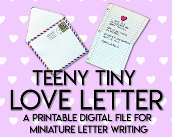 Op de afbeelding: Een printbaar digitaal bestand voor het schrijven van miniatuurbriefjes. De afbeelding toont een kleine envelop met een postzegel en een vel met lijnen waarop een liefdesgedicht is geschreven. De tekst op het papier luidt: "Ik hou van je zo zeker als donkere dingen geliefd worden, in het geheim, tussen schaduw en ziel - Pablo Neruda".
