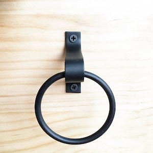 Può includere: Anello porta asciugamano in metallo nero con una staffa curva. L'anello è fissato alla staffa con due viti.