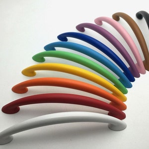 Peut inclure: Un ensemble de 12 boutons de cabinet colorés dans un schéma de couleurs arc-en-ciel. Les boutons sont en plastique lisse et arrondi et ont la forme d'un demi-cercle.