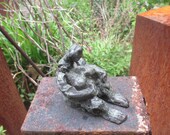 Bronze kleine Frau 7er Auflage signiert datiert Kunst modern art Skulptur braungrüne Patina