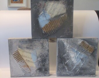 3 grijze abstracte mixed media collages op canvasstructuur met zandtextuurkunst