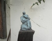 Bronze kleine Frau Mutter mit Kind 7 signiert datiert Skulptur graugrüne Patina