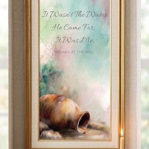 Può includere: Una stampa artistica incorniciata di 61x30 cm della Living Water Prayer Niche Collection. L'opera presenta il testo "It Wasn't The Water He Came For, It Was Me. WOMAN AT THE WELL" con uno sfondo ad acquerello e un vaso marrone.