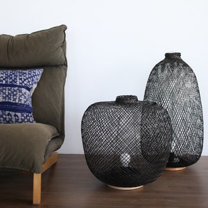 Lampe sur pied en bambou charbon, lampadaire en rotin, luminaire bohème, lampe de table en bambou noir, lampe sur pied minimaliste, éclairage bohème en rotin