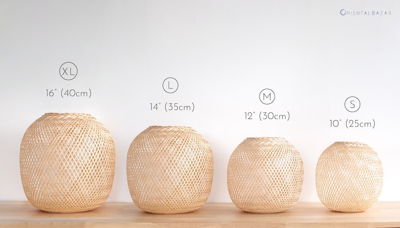 Op de afbeelding: Vier ronde, geweven bamboe hanglampenkappen in verschillende maten: XL (40 cm), L (35 cm), M (30 cm) en S (25 cm).