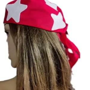 Pañuelo triangular inspirado en Napoleon Dynamite de 86 x 61 cm con estrellas rojas y blancas.