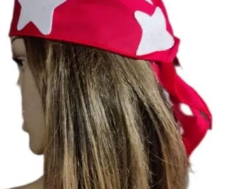 Pañuelo triangular inspirado en Napoleon Dynamite de 86 x 61 cm con estrellas rojas y blancas.