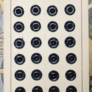 ヴィンテージプラスチック製旧在庫黒ボタンカード 24 個 NOS ROH2