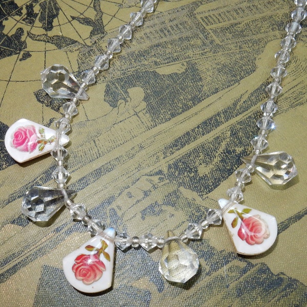 collier vintage fleur de rose en verre transparent