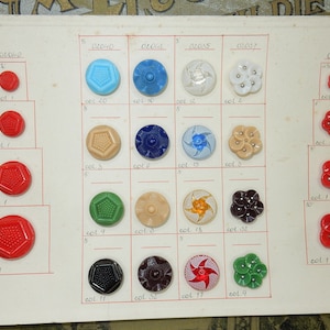 Puede incluir: Una tarjeta blanca con una cuadrícula de 20 botones de diferentes colores. Los botones están dispuestos en filas y columnas. Los botones son de diferentes formas y tamaños. La tarjeta está etiquetada con los números 04040, 02040, 012015, 01051 y 02037.