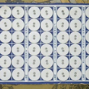 Vintage oude voorraad linnen knopen op kaart 72 stuks 18 mm Astoria
