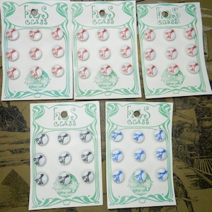 Bottoni bianchi in vetro vintage, vecchi stock, su cartoncino, 12 pezzi