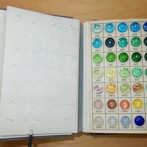 Vintage stalenboek JABLONEX kleurenglasknoppen jaren 50 afbeelding 4